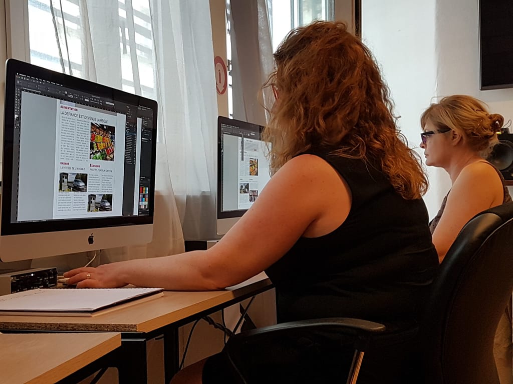 Mise en page de magazine en cours par les apprenant avec le logiciel Indesign